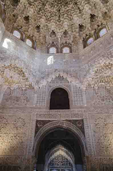Granada 067 - La Alhambra - palacios Nazaries - Sala de Dos Hermanas.jpg